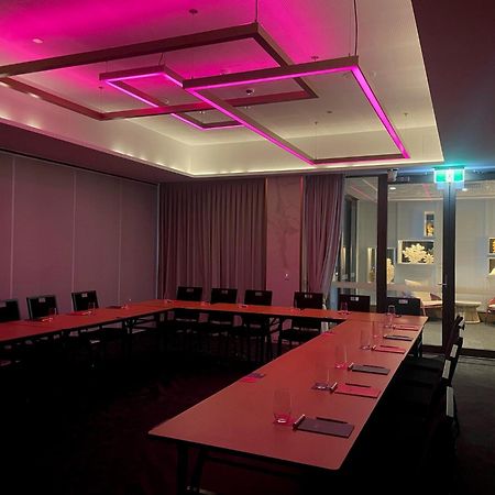 Hotel Crystalbrook Flynn Cairns Exterior foto Meeting room