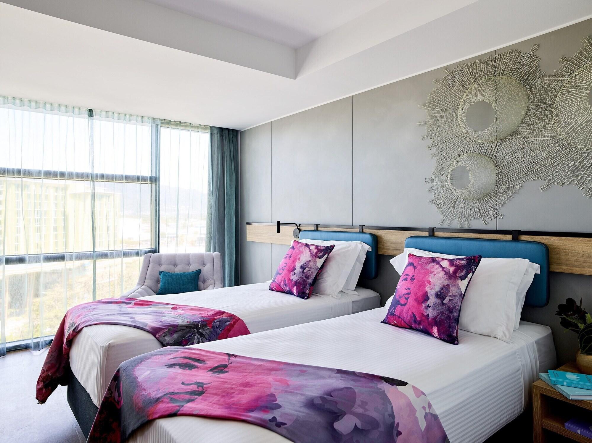 Hotel Crystalbrook Flynn Cairns Exterior foto A room at the hotel
