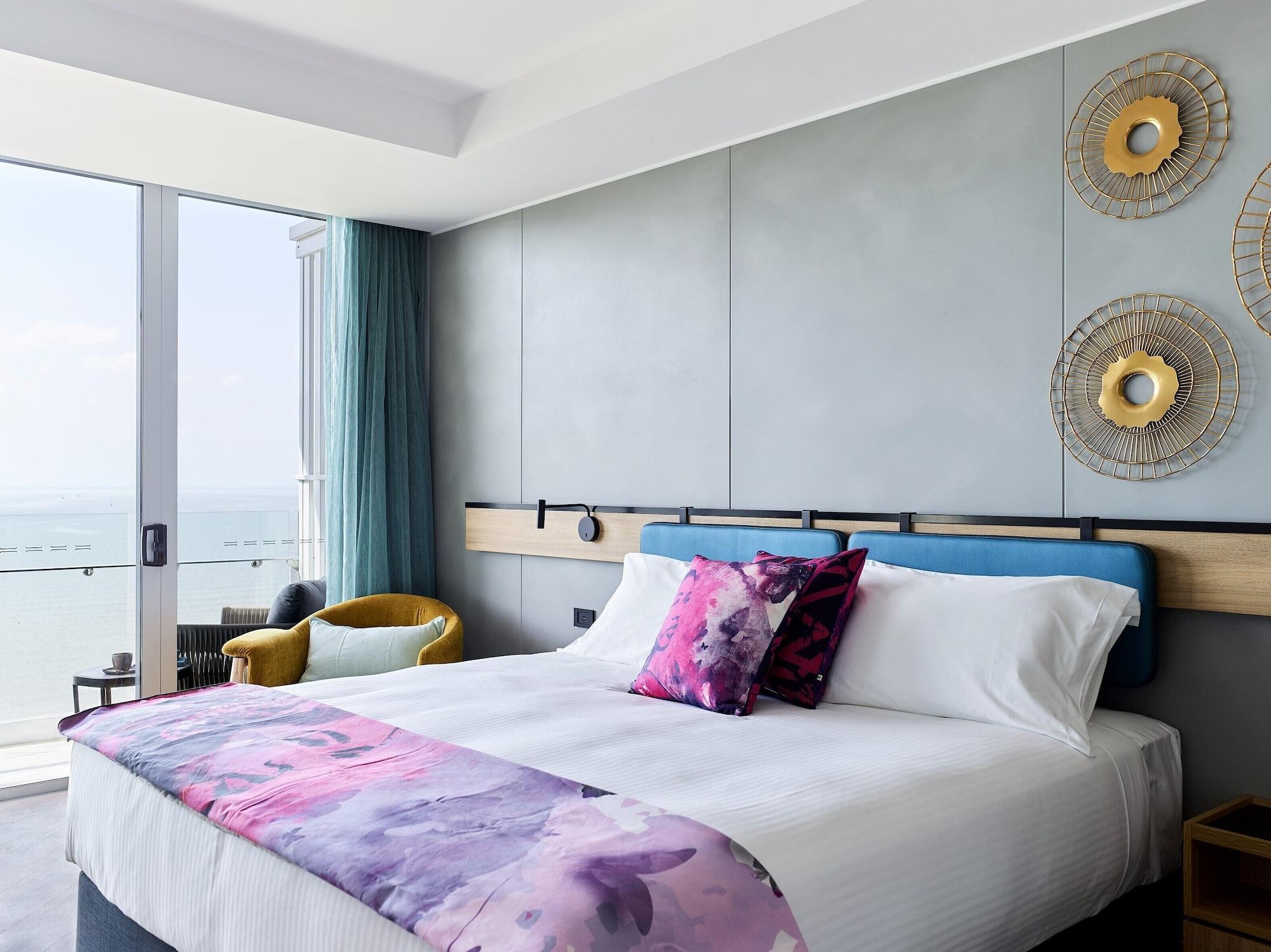 Hotel Crystalbrook Flynn Cairns Exterior foto A bedroom at the hotel
