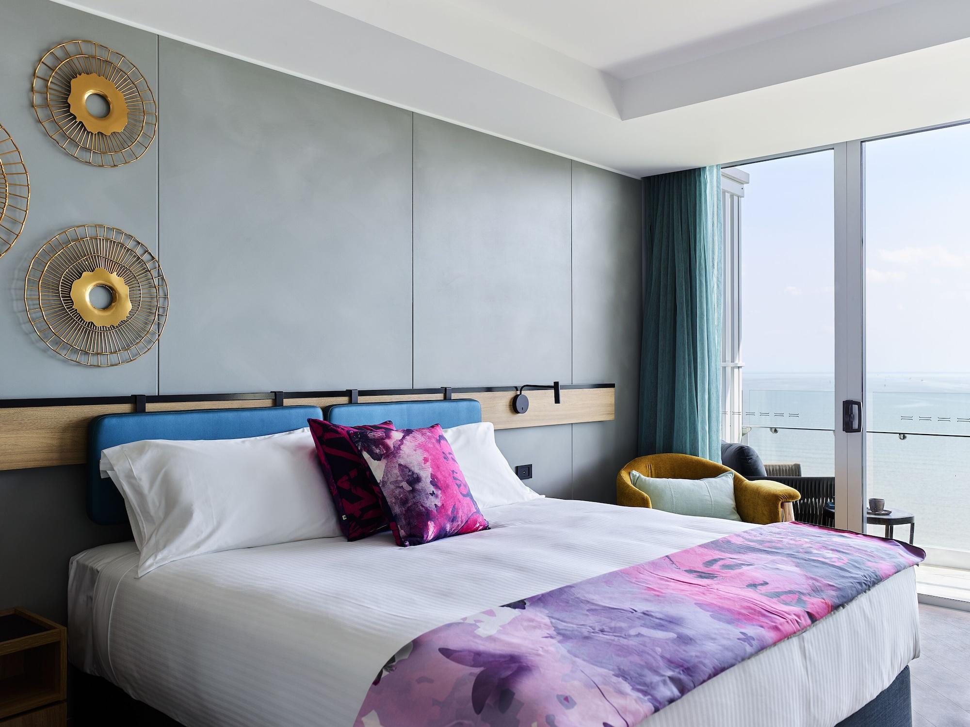 Hotel Crystalbrook Flynn Cairns Exterior foto A bedroom at the hotel