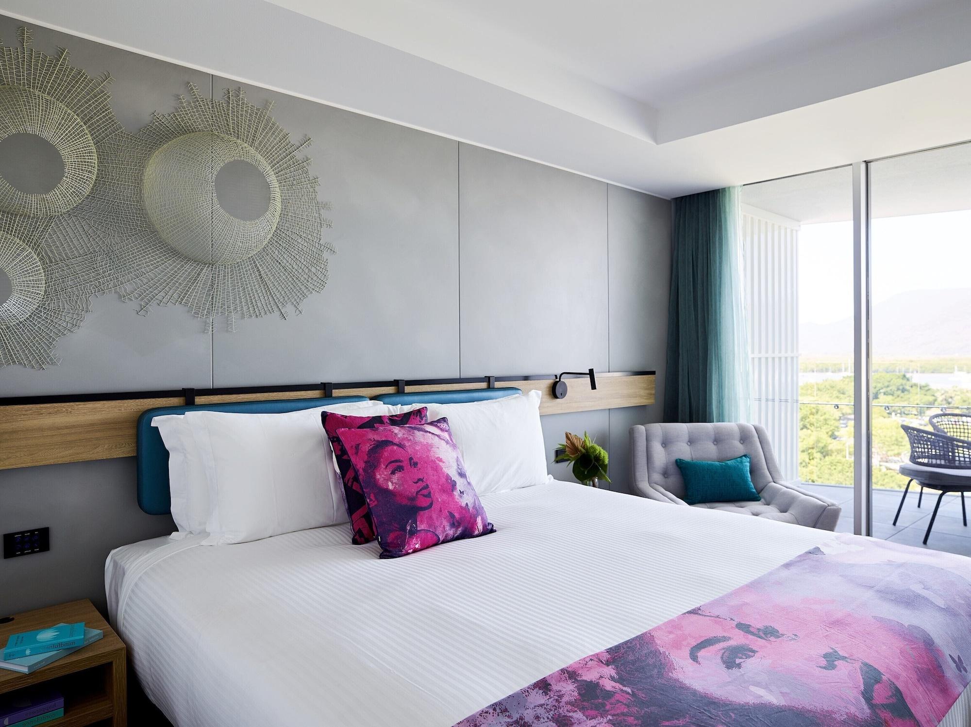 Hotel Crystalbrook Flynn Cairns Exterior foto A room at the hotel