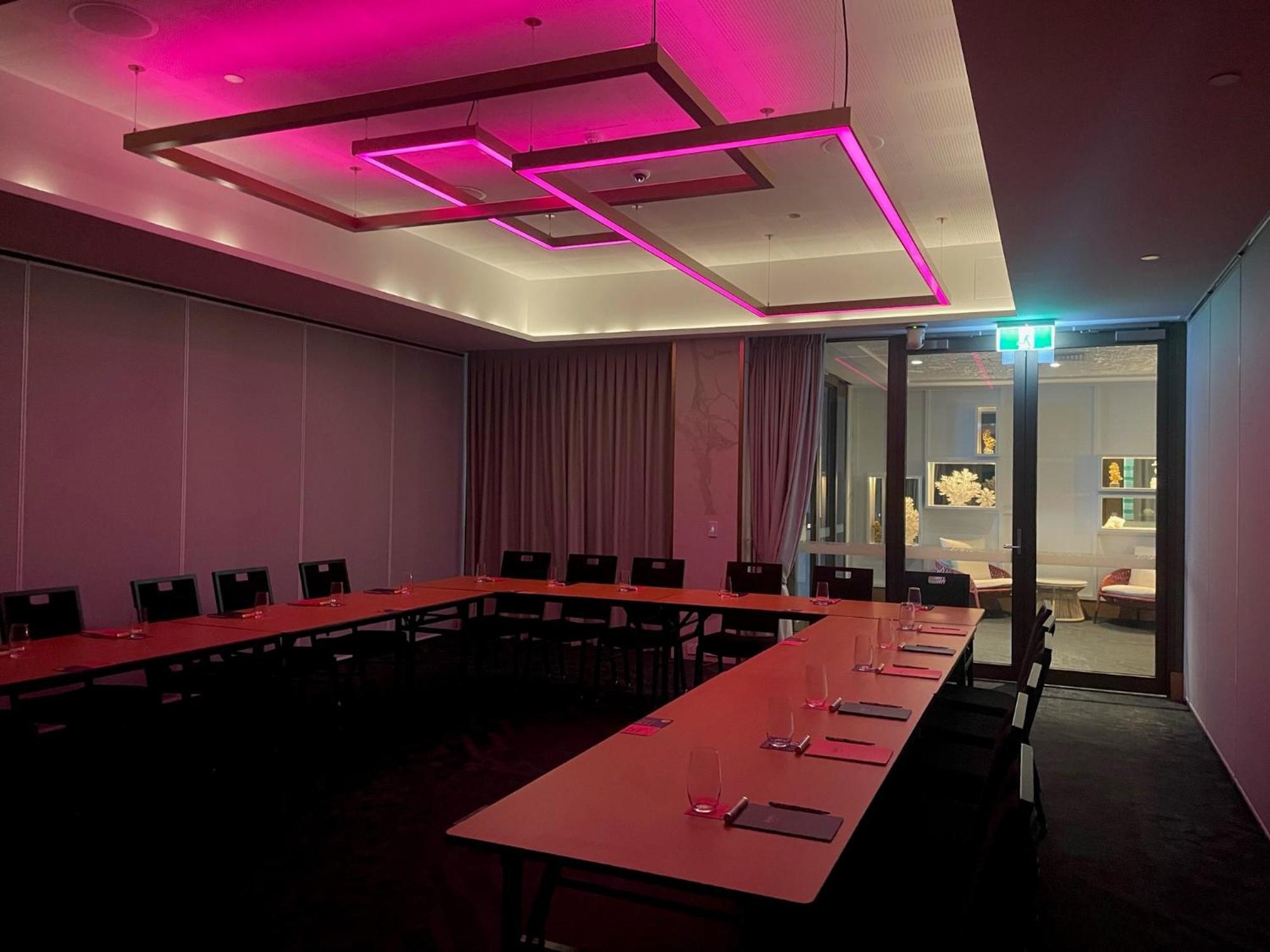 Hotel Crystalbrook Flynn Cairns Exterior foto Meeting room