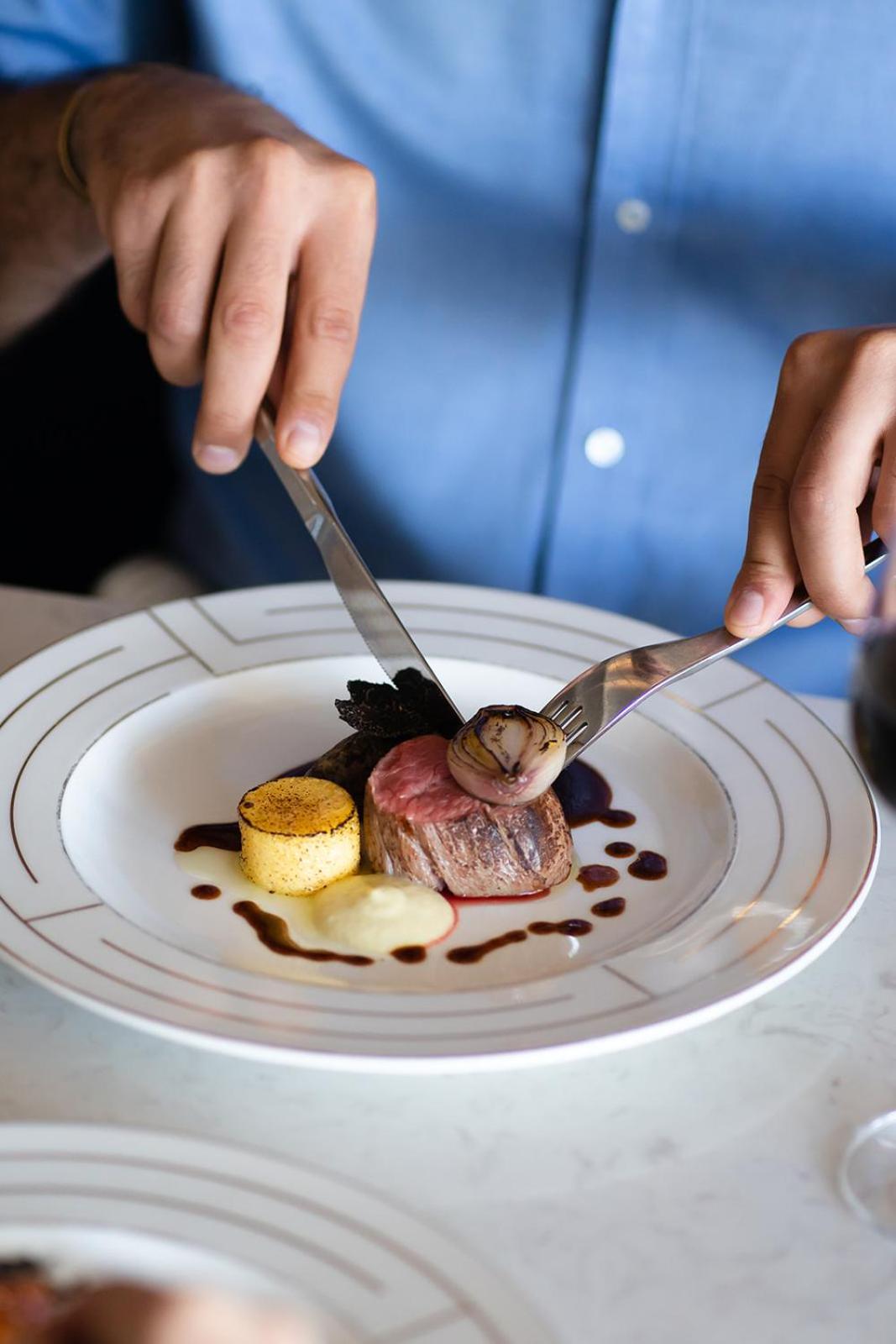 Hotel Crystalbrook Flynn Cairns Exterior foto A steak being cut with a knife and fork