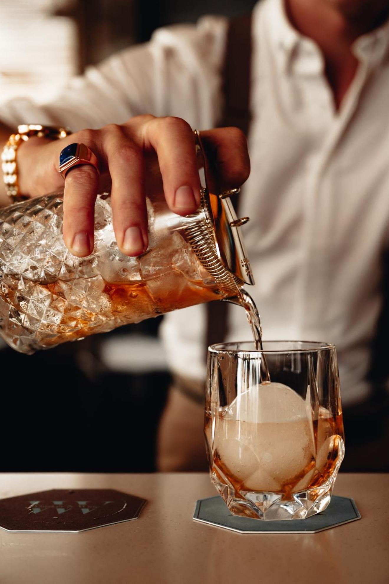 Hotel Crystalbrook Flynn Cairns Exterior foto A bartender pouring a drink