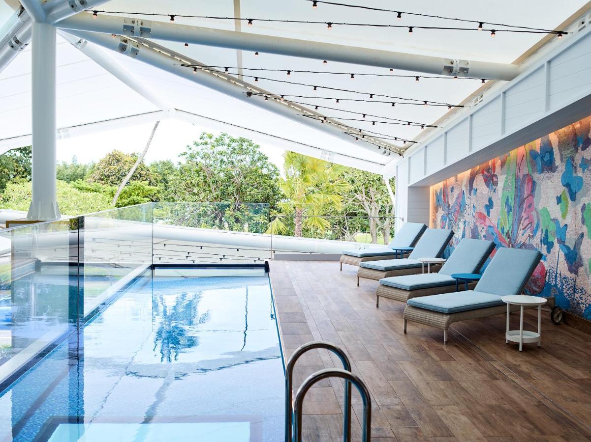 Hotel Crystalbrook Flynn Cairns Exterior foto The pool at the 1018