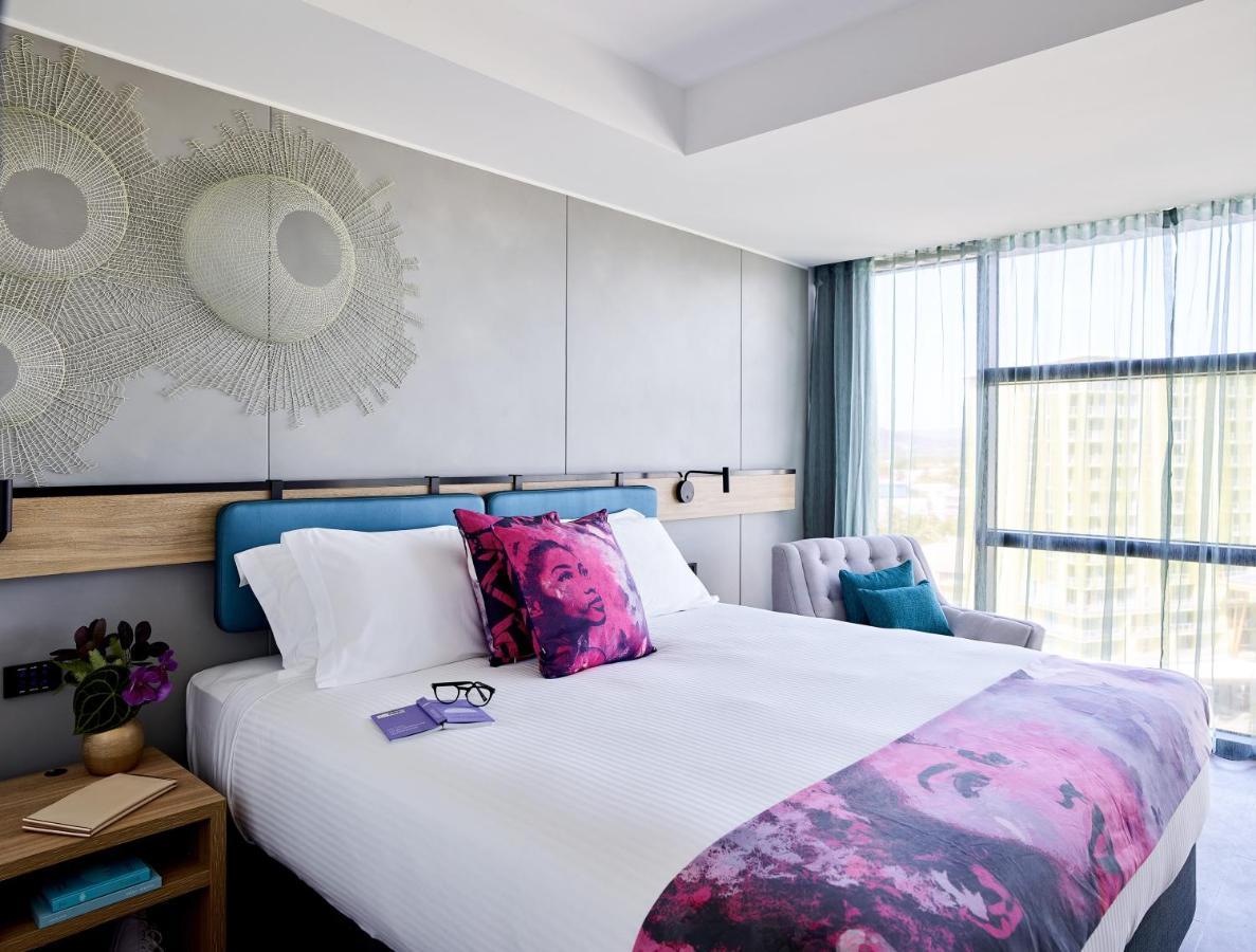Hotel Crystalbrook Flynn Cairns Exterior foto A room at the hotel
