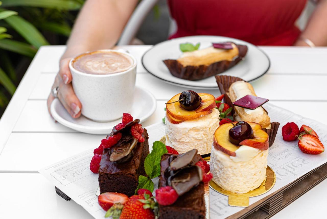 Hotel Crystalbrook Flynn Cairns Exterior foto A selection of petit fours
