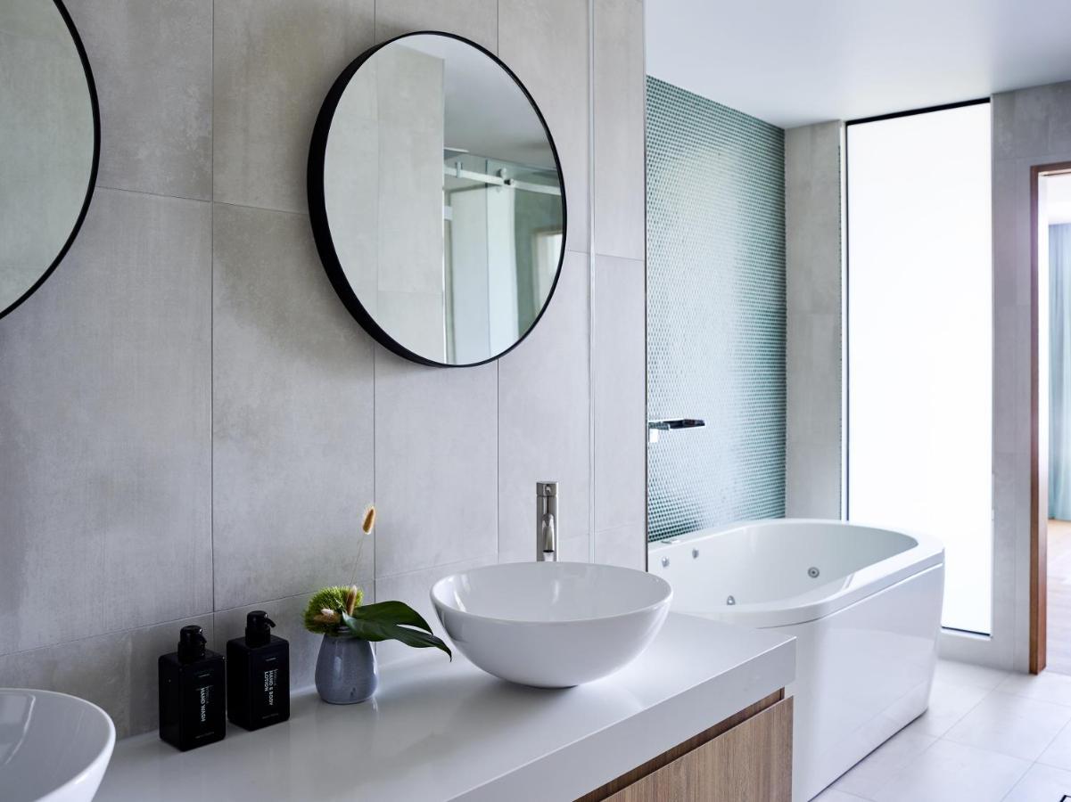 Hotel Crystalbrook Flynn Cairns Exterior foto Bathroom