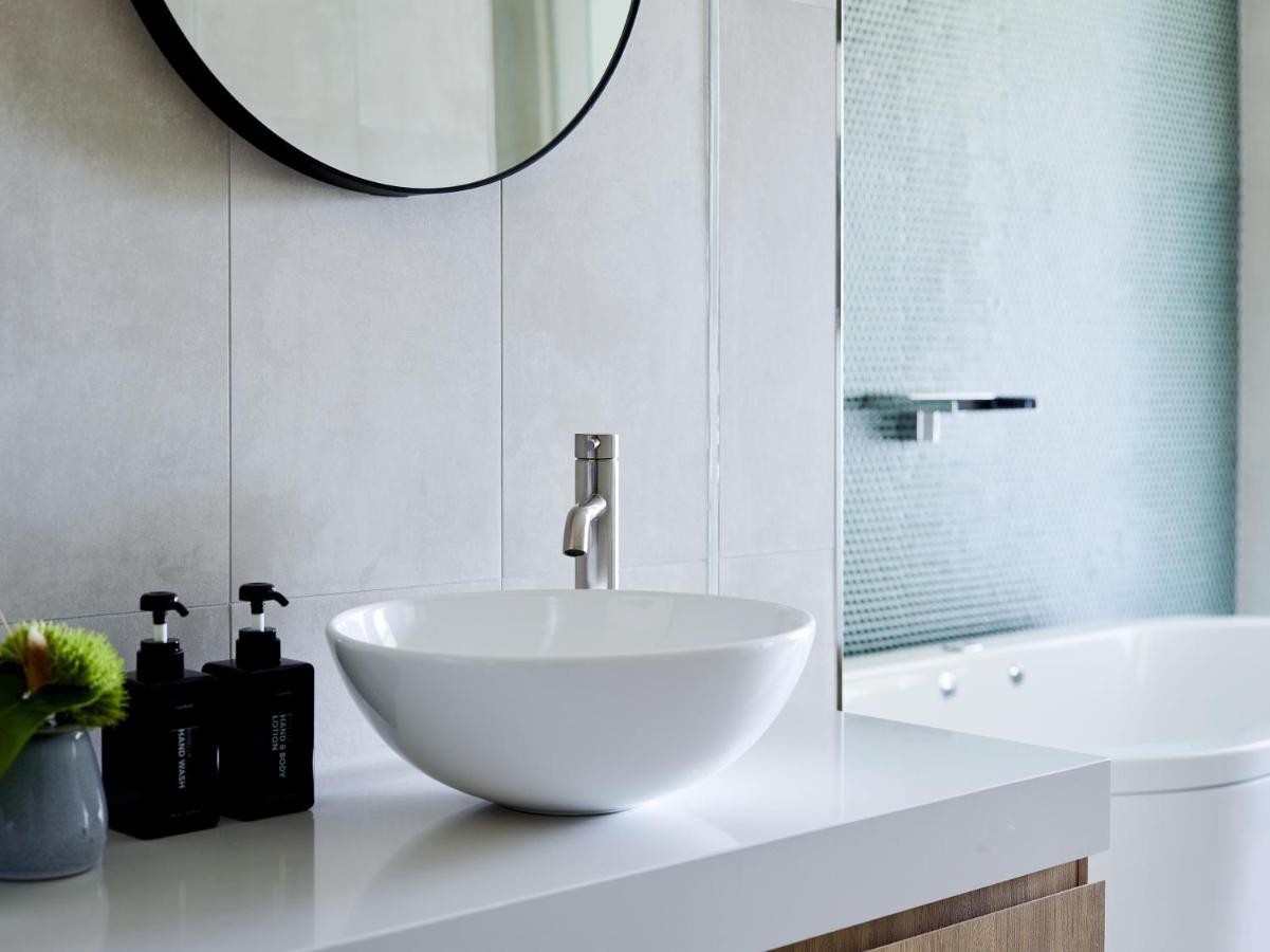 Hotel Crystalbrook Flynn Cairns Exterior foto A vessel sink