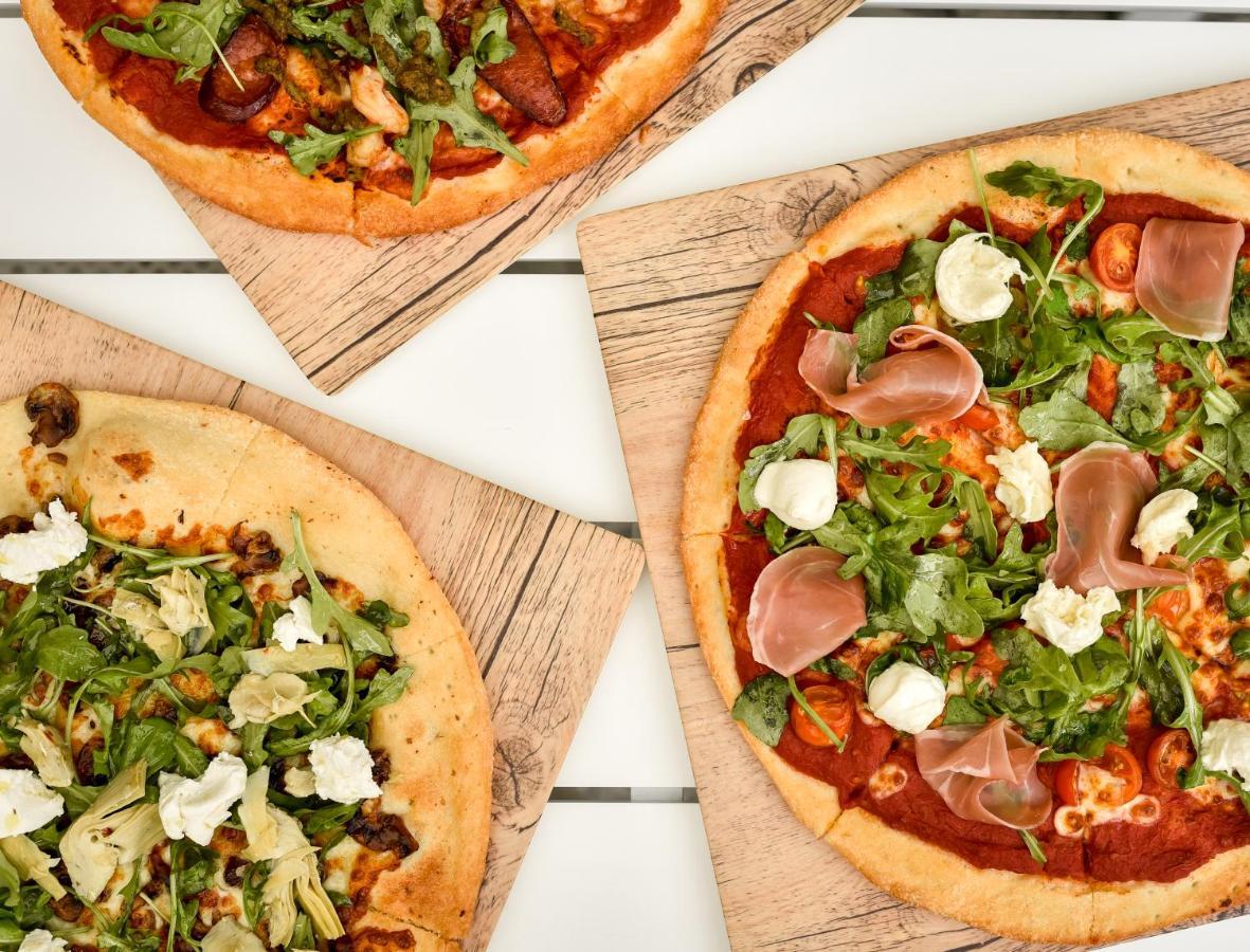 Hotel Crystalbrook Flynn Cairns Exterior foto Pizzas from Zizzi