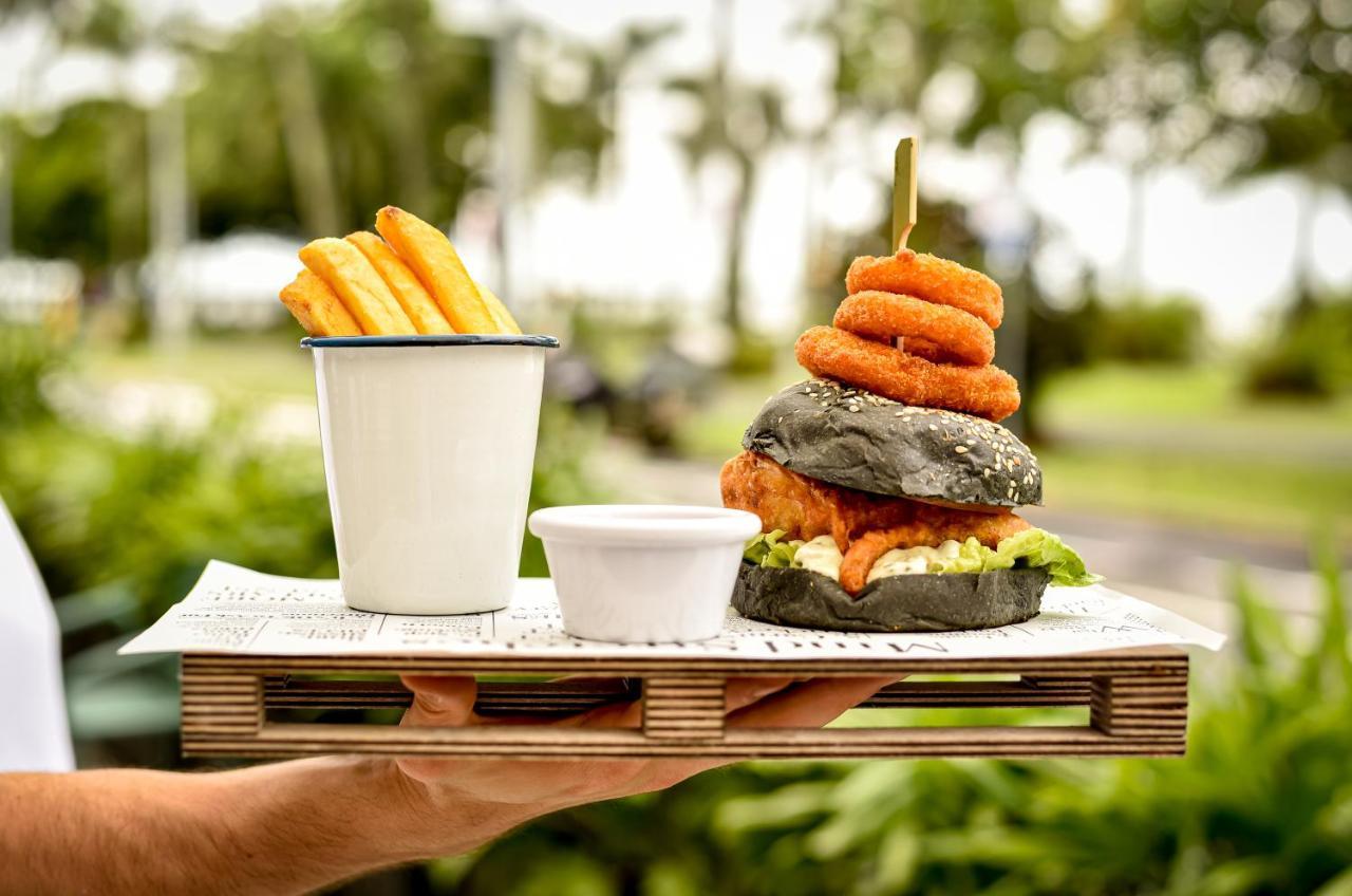 Hotel Crystalbrook Flynn Cairns Exterior foto Burger and chips